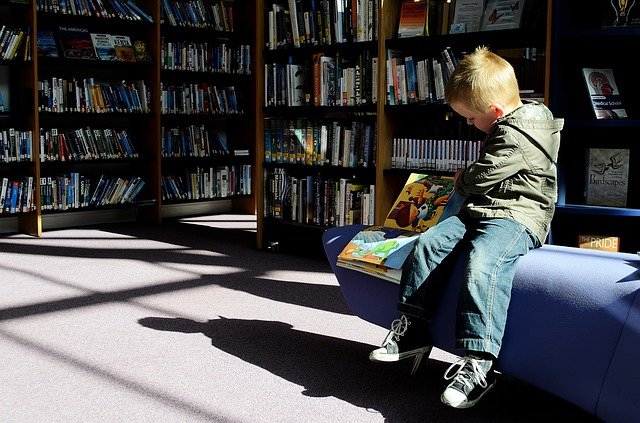 Enfant qui lit dans une bibliothèque