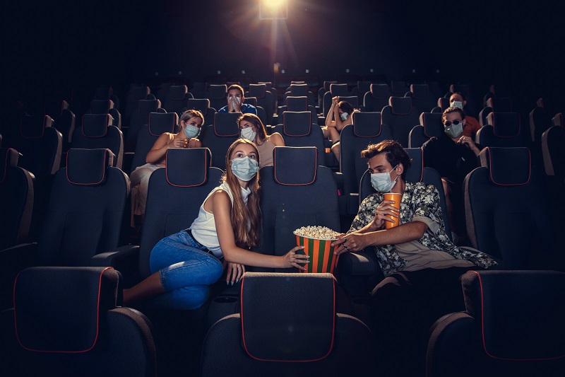 Salle cinéma avec public masqué