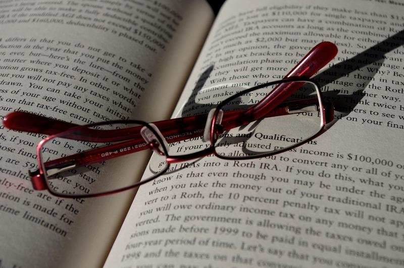 lunettes posées sur livre ouvert